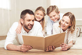 微笑家庭阅读的书图片