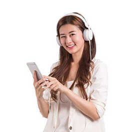 亚洲女人用手机听音乐