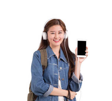 亚洲女人用手机听音乐.图片