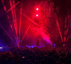 一群人在一场音乐会.图片