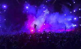 一群人在一场音乐