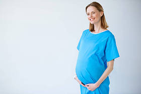 怀孕的女人，摸她的肚子图片