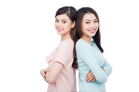 两个年轻的女性朋友