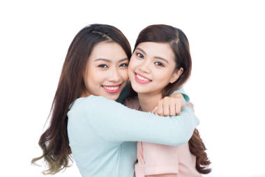 兩個(gè)女青年擁抱照片