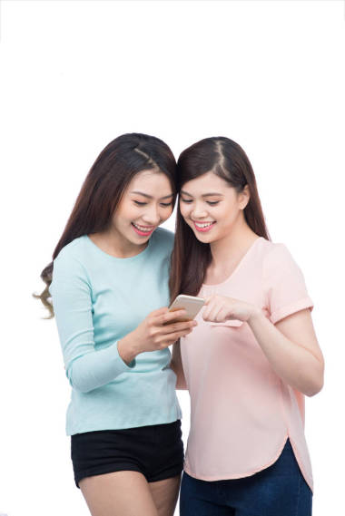 閱讀文本消息的女孩 圖片