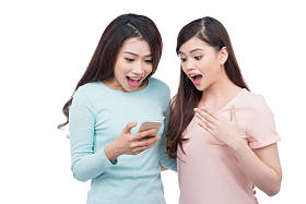 阅读文本消息的女孩 照片