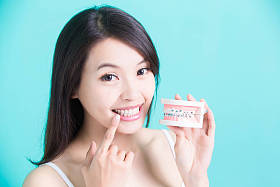 女人与 bace 牙齿模型照片
