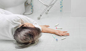 老年女子摔在浴室里因为滑面图片