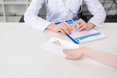 捐钱给医生的病人图片