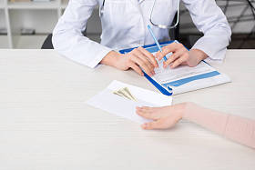 捐钱给医生的病人图片