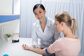 护士采取从病人的血液样本照片