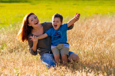 快樂媽媽和嬰兒的微笑照片
