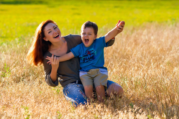 快樂媽媽和嬰兒的微笑照片