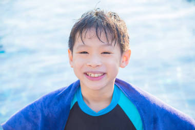 游完泳后的小男孩照片