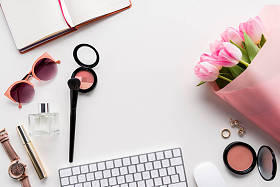 化妆品、 配件和束郁金香图片