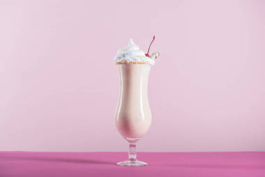 与奶油在玻璃奶昔图片