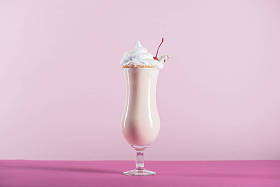 与奶油在玻璃奶昔图片