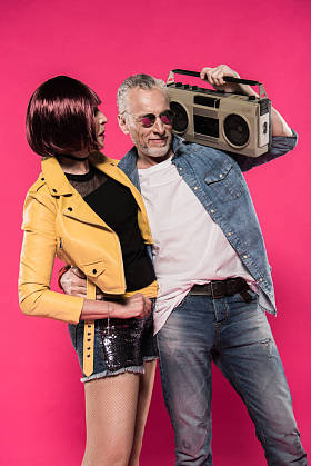 高级夫妇与磁带录音机