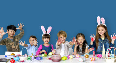 可愛(ài)的孩子準(zhǔn)備復(fù)活節(jié)圖片