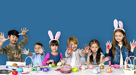 可爱的孩子准备复活节图片