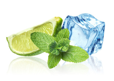 冰塊、 薄荷葉和上一個(gè)白色的石灰