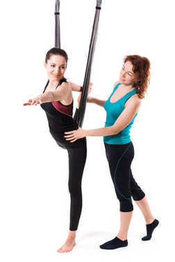 年轻女人做空中瑜伽教练