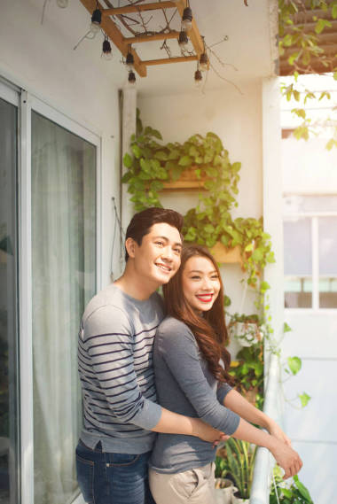 陽臺上的情侶擁抱