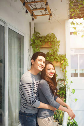 阳台上的情侣拥抱