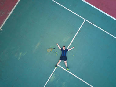 網(wǎng)球男子躺在法庭上圖片