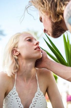 对年轻的夫妇在海面上休息图片