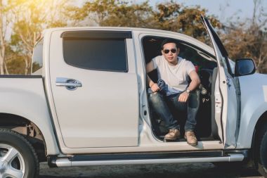 年轻人坐在车里的肖像 年轻人坐在车里的肖像