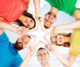 群快乐的年轻朋友图片