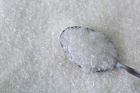 勺子充分味精的雪片，谷氨酸钠，钠盐
