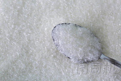 勺子充分味精的雪片，谷氨酸鈉，鈉鹽