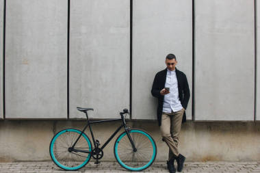 電話和自行車的人圖片