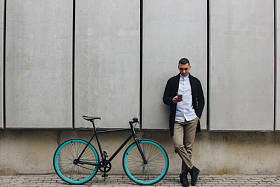 电话和自行车的人图片