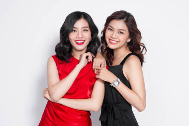 两个妇女在礼服照片