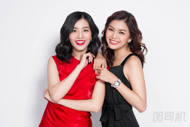 兩個婦女在禮服照片