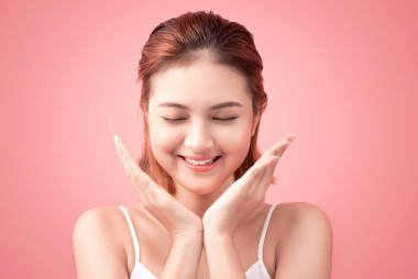 年轻女人摸她的脸 图片