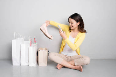 快乐一双新鞋的女人图片