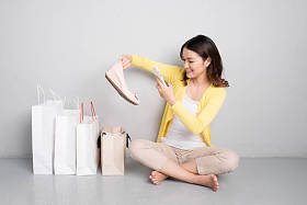 快乐一双新鞋的女人图片