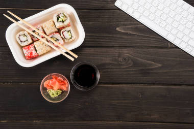 頂視圖的壽司上木工作場所與計(jì)算機(jī)鍵盤設(shè)置