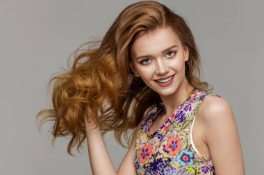 微笑的女模特的肖像 圖片