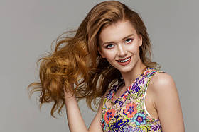 微笑的女模特的肖像 图片