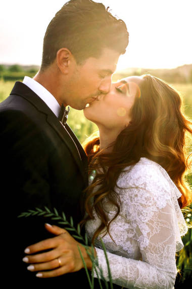 新娘得她的頭回來與新郎在 f 接吻時