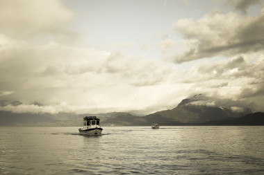 一艘漁船在卡徹馬克灣