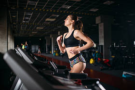 在跑步机上跑步的妇女 图片