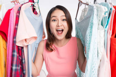 在店里驚訝的女人