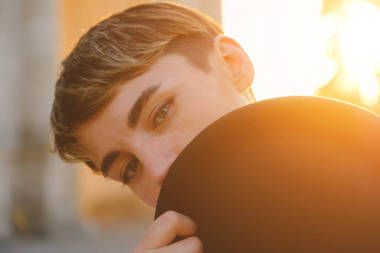 與自然妝和享受休閑時間在戶外的短發(fā)女性時髦的肖像