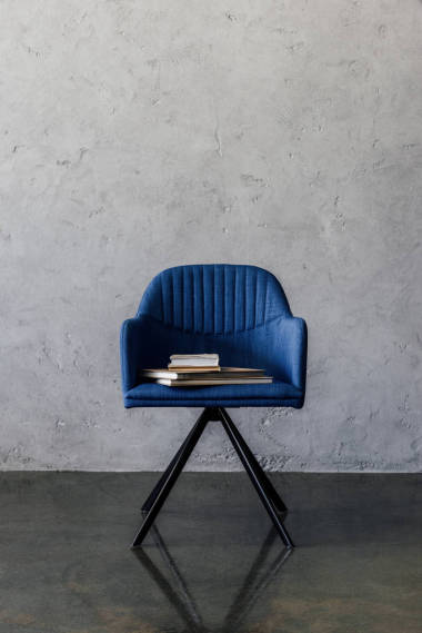 書的藍(lán)色椅子上照片